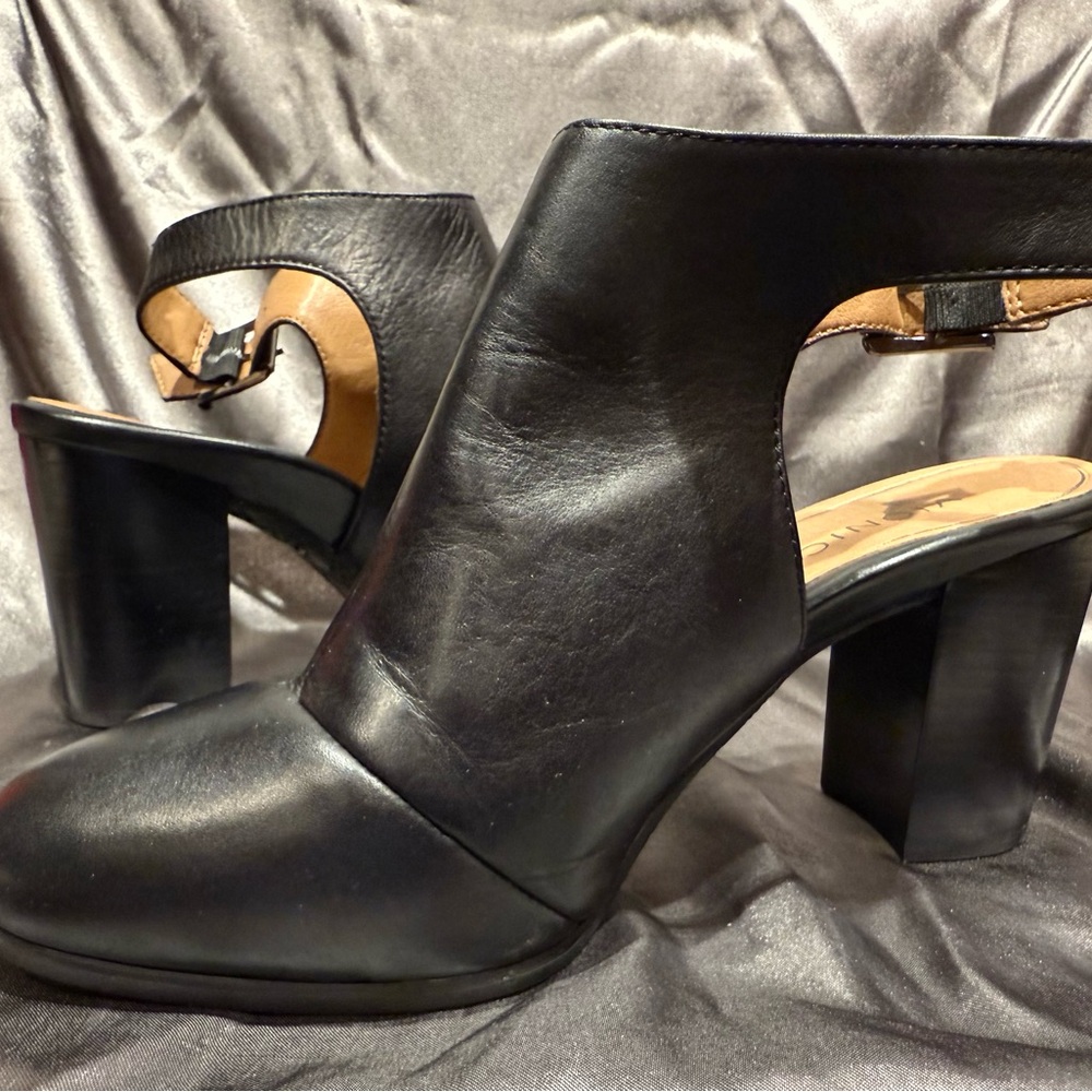 Vionic size 8.5 W 'Lacey' Black Leather Cutout Heeled Boots / Booties, Like New - Picture 7 of 10